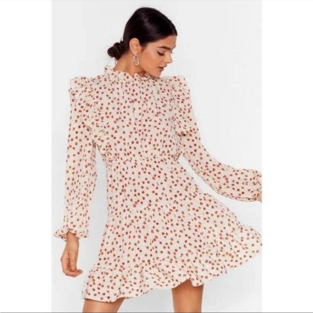 Nasty Gal Short & Flowy Dress 🌸